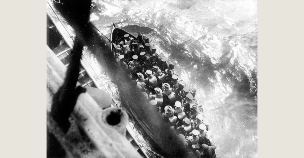 Soldiers of the 6th Battalion A.I.F. leaving the transport ship on their way to land at Anzac Cove, 25 April 1915.