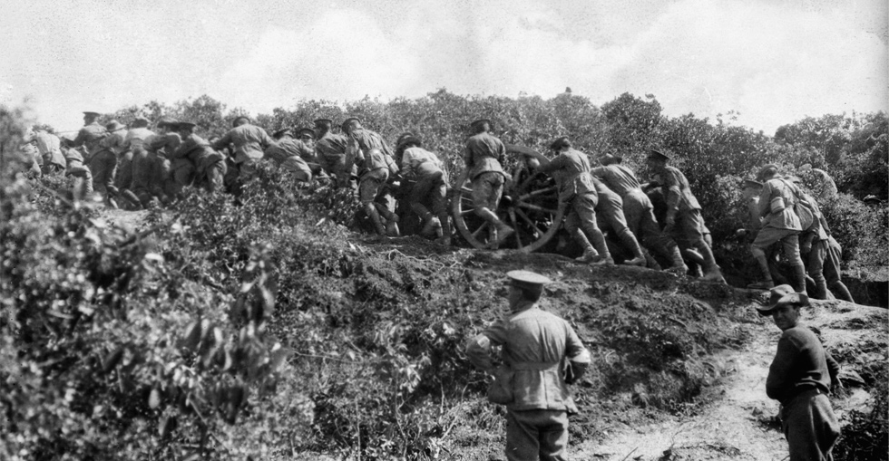Australian artillerymen dragging guns into position, 25 April 1915